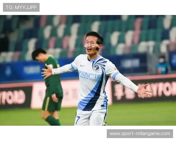 大连英博林良铭快速突破，造成对手失误，展现锋利战术