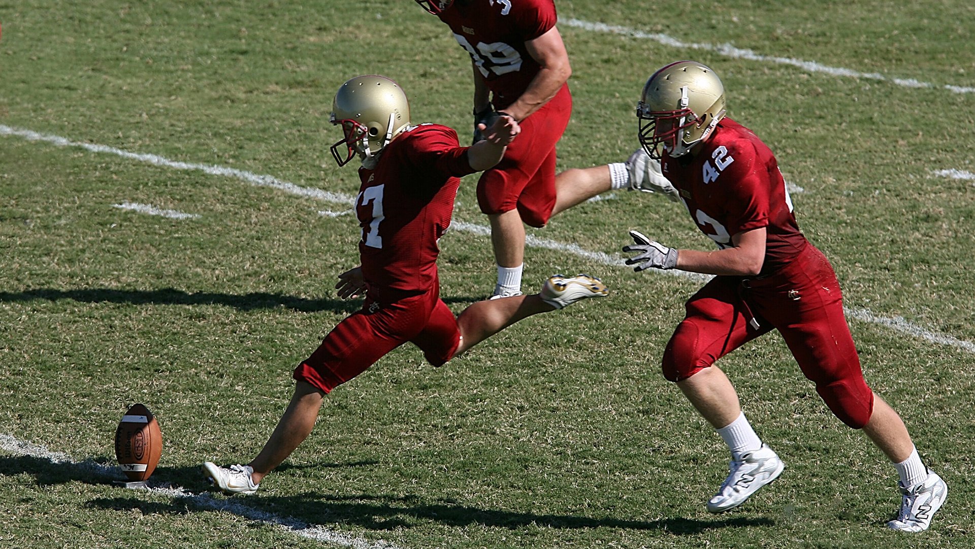 “柔性缓冲跑道”小学操场试用 学生摔倒受伤率明显下降